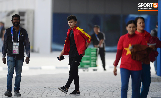 Xúc động khoảnh khắc Văn Hậu, Quang Hải dáo dác tìm người thân trên khán đài-9