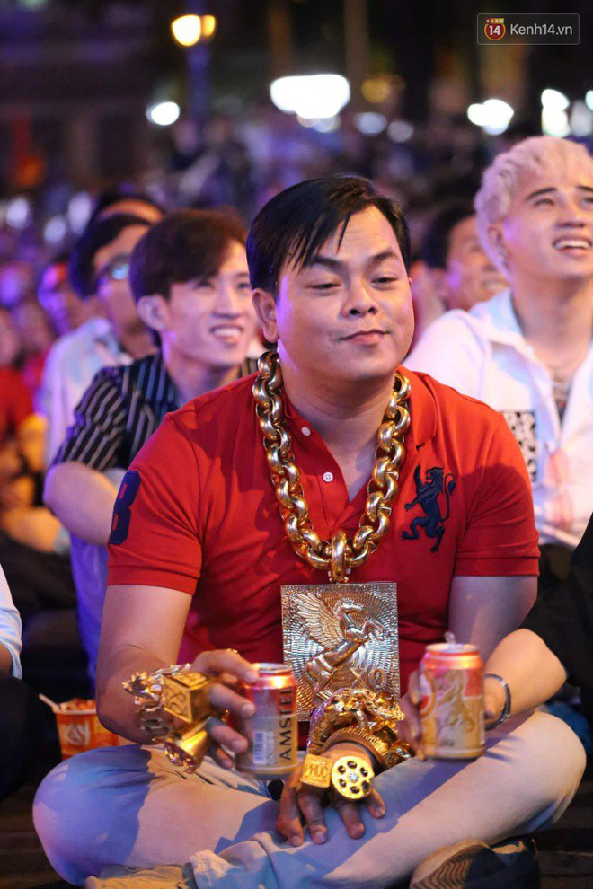 Vị đại gia đeo đầy vàng lại gây chú ý khi xuất hiện trên phố Sài Gòn cổ vũ cho ĐT Việt Nam trong trận tứ kết Asian Cup 2019-7