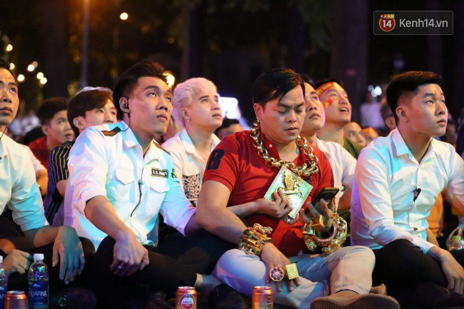 Vị đại gia đeo đầy vàng lại gây chú ý khi xuất hiện trên phố Sài Gòn cổ vũ cho ĐT Việt Nam trong trận tứ kết Asian Cup 2019-4