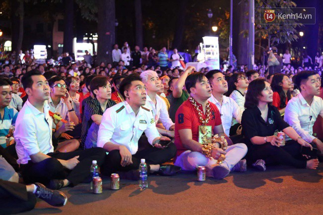 Vị đại gia đeo đầy vàng lại gây chú ý khi xuất hiện trên phố Sài Gòn cổ vũ cho ĐT Việt Nam trong trận tứ kết Asian Cup 2019-8