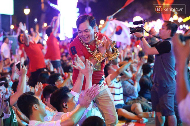 Vị đại gia đeo đầy vàng lại gây chú ý khi xuất hiện trên phố Sài Gòn cổ vũ cho ĐT Việt Nam trong trận tứ kết Asian Cup 2019-2