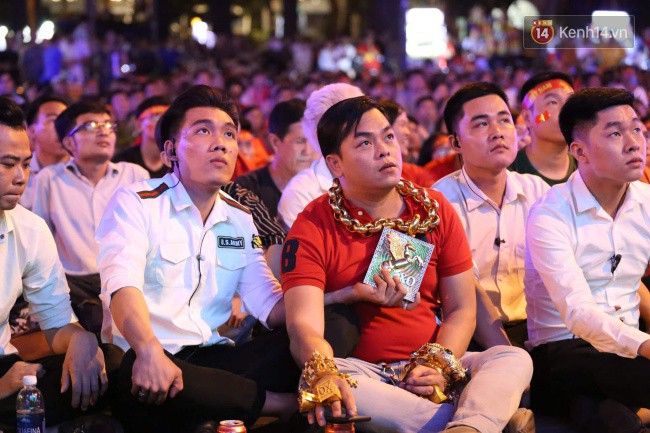 Vị đại gia đeo đầy vàng lại gây chú ý khi xuất hiện trên phố Sài Gòn cổ vũ cho ĐT Việt Nam trong trận tứ kết Asian Cup 2019-1