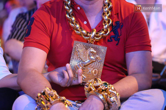 Vị đại gia đeo đầy vàng lại gây chú ý khi xuất hiện trên phố Sài Gòn cổ vũ cho ĐT Việt Nam trong trận tứ kết Asian Cup 2019-6