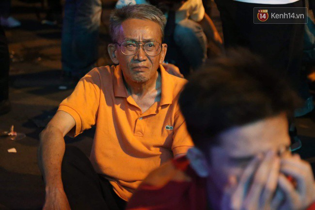 Ảnh, clip: CĐV ôm mặt khóc như mưa khi tuyển Việt Nam phải dừng bước tại tứ kết Asian Cup 2019-11