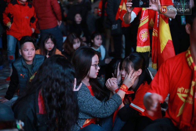 Ảnh, clip: CĐV ôm mặt khóc như mưa khi tuyển Việt Nam phải dừng bước tại tứ kết Asian Cup 2019-7