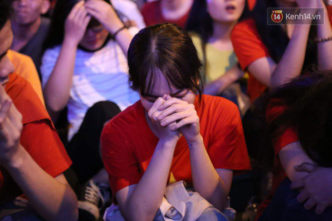 Ảnh, clip: CĐV ôm mặt khóc như mưa khi tuyển Việt Nam phải dừng bước tại tứ kết Asian Cup 2019-8