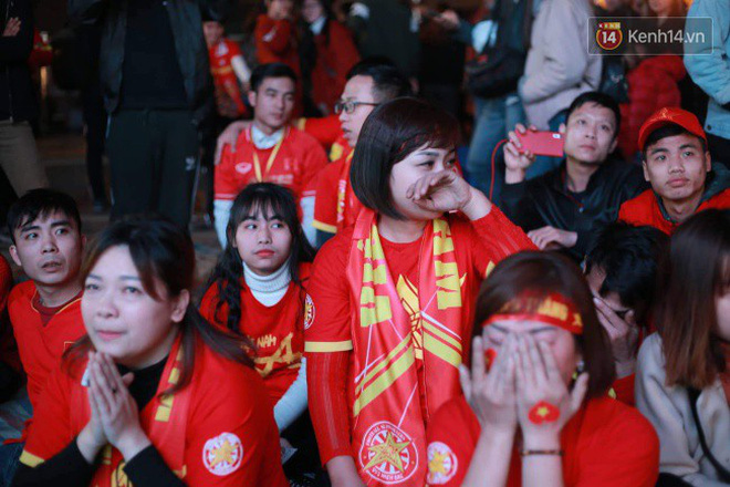 Ảnh, clip: CĐV ôm mặt khóc như mưa khi tuyển Việt Nam phải dừng bước tại tứ kết Asian Cup 2019-9