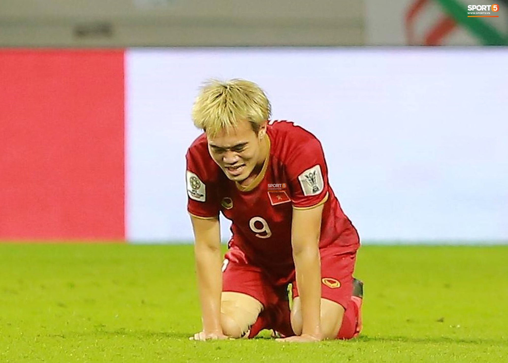 Văn Toàn đổ gục sau trận thua, ai nhìn hình ảnh này cũng muốn vào sân kéo cậu ấy đứng dậy-4