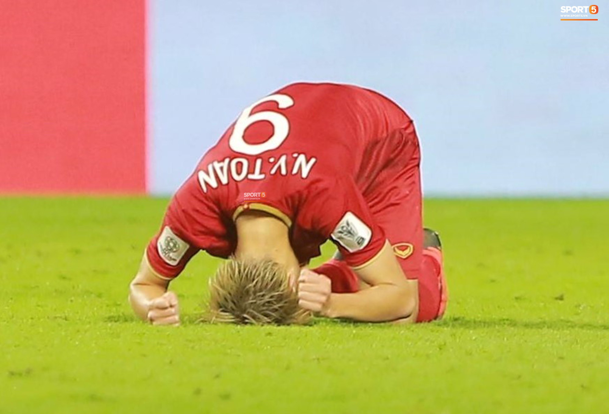 Văn Toàn đổ gục sau trận thua, ai nhìn hình ảnh này cũng muốn vào sân kéo cậu ấy đứng dậy-6