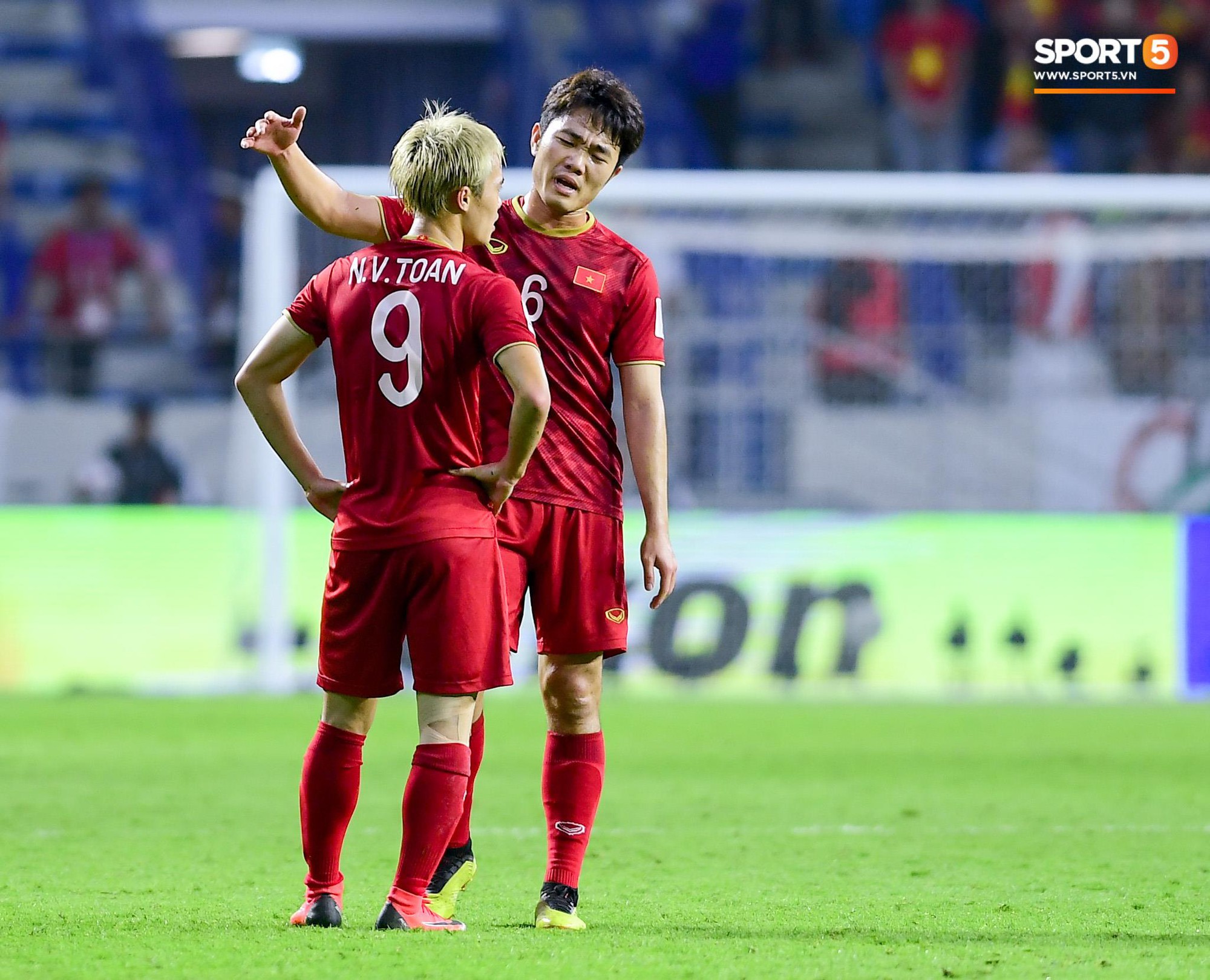 Văn Toàn đổ gục sau trận thua, ai nhìn hình ảnh này cũng muốn vào sân kéo cậu ấy đứng dậy-9