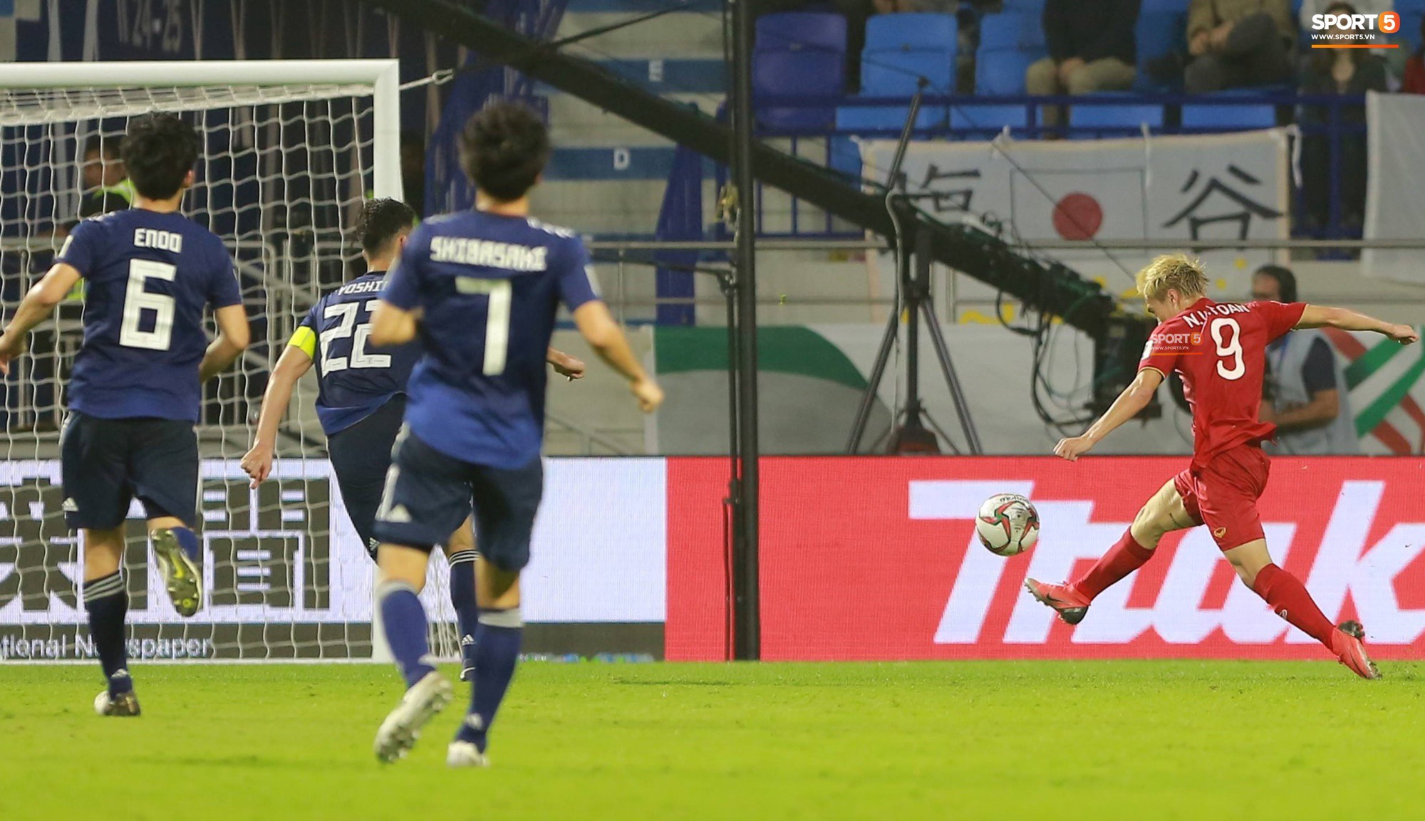 Văn Toàn đổ gục sau trận thua, ai nhìn hình ảnh này cũng muốn vào sân kéo cậu ấy đứng dậy-2