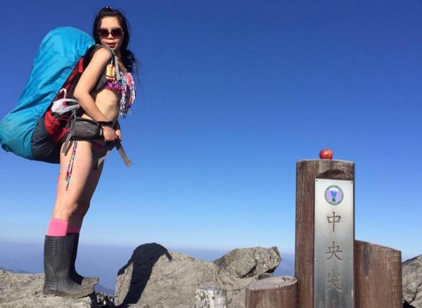 Mặc bikini đi leo núi giữa trời lạnh, ngôi sao MXH nhận cái kết thảm khốc-1