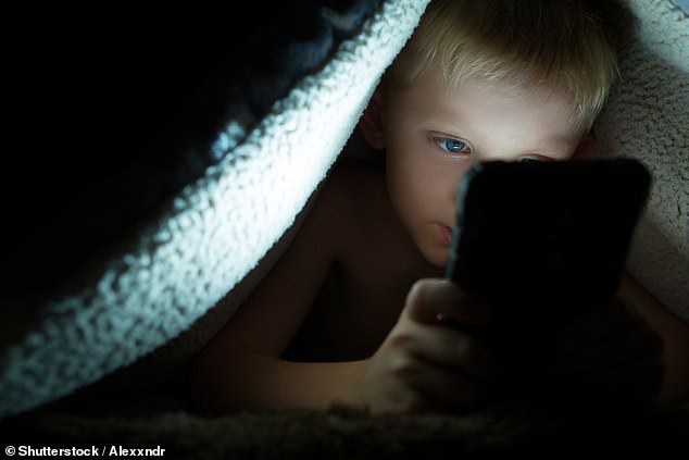 Đây chính là thủ phạm khiến trẻ thiếu ngủ, mệt mỏi, học kém… mà rất nhiều bố mẹ vẫn vô tư cho con dùng-1