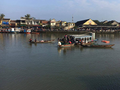 Vụ xe ô tô lao xuống sông: Tìm thấy thi thể người vợ-3