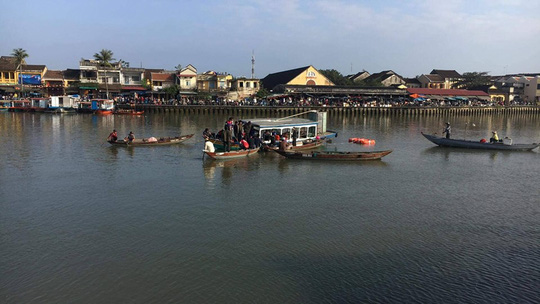 Cãi nhau, chồng lái ô tô chở vợ và 2 con lao xuống sông, 3 người chết-1