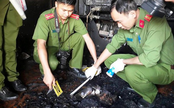 Cha phát hiện con trai nằm bất động, mất 2 bàn tay sau tiếng nổ lớn-1