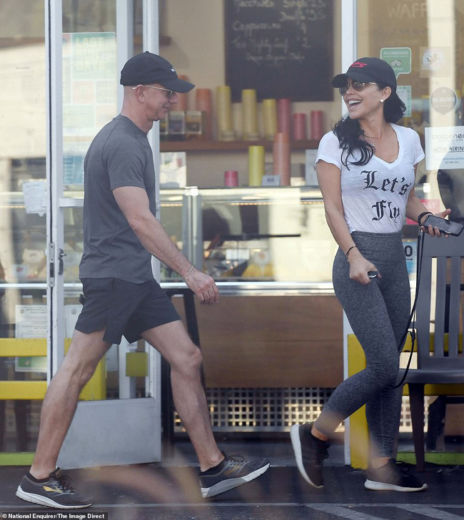 Người hâm mộ vỡ mộng trước những hình ảnh ngoại tình rõ như ban ngày của tỷ phú giúp vợ rửa bát với bồ nhí-3