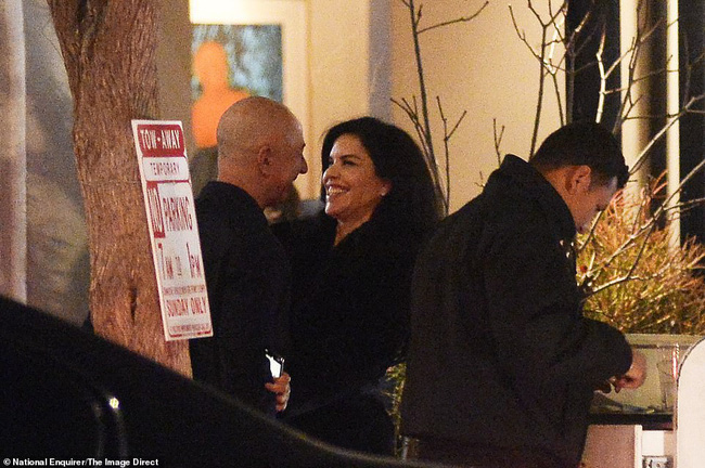 Người hâm mộ vỡ mộng trước những hình ảnh ngoại tình rõ như ban ngày của tỷ phú giúp vợ rửa bát với bồ nhí-8