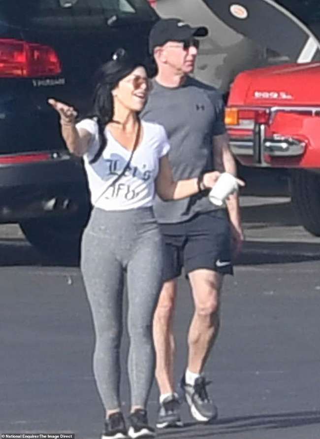 Người hâm mộ vỡ mộng trước những hình ảnh ngoại tình rõ như ban ngày của tỷ phú giúp vợ rửa bát với bồ nhí-2