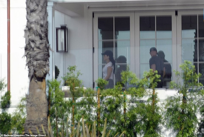 Người hâm mộ vỡ mộng trước những hình ảnh ngoại tình rõ như ban ngày của tỷ phú giúp vợ rửa bát với bồ nhí-4