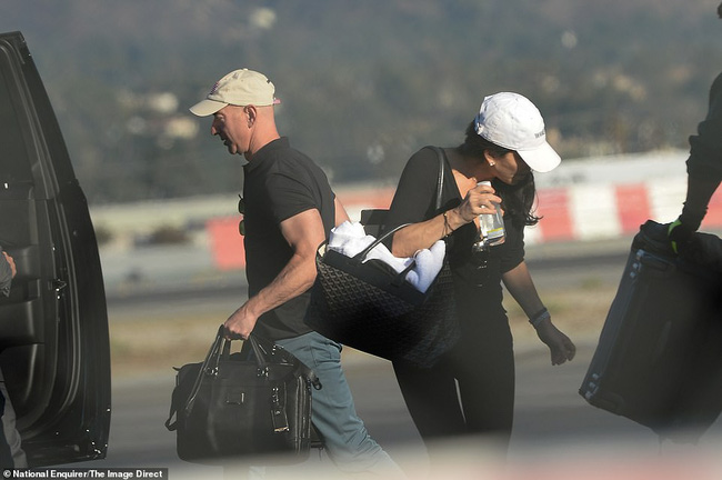 Người hâm mộ vỡ mộng trước những hình ảnh ngoại tình rõ như ban ngày của tỷ phú giúp vợ rửa bát với bồ nhí-6