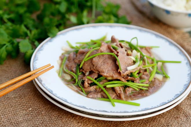 Không cần gừng, xào thịt bò chỉ cần cho thêm thứ rau này vào đảm bảo thơm ngon khác lạ-4