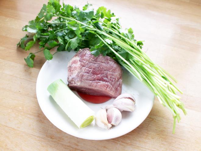 Không cần gừng, xào thịt bò chỉ cần cho thêm thứ rau này vào đảm bảo thơm ngon khác lạ-3