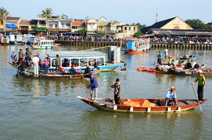 Lao ô tô xuống sông Hoài: Lặng người cảnh vớt thi thể bé trai 6 tuổi-10