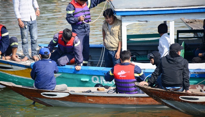 Lao ô tô xuống sông Hoài: Lặng người cảnh vớt thi thể bé trai 6 tuổi-9