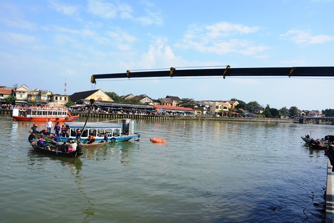 Lao ô tô xuống sông Hoài: Lặng người cảnh vớt thi thể bé trai 6 tuổi-8