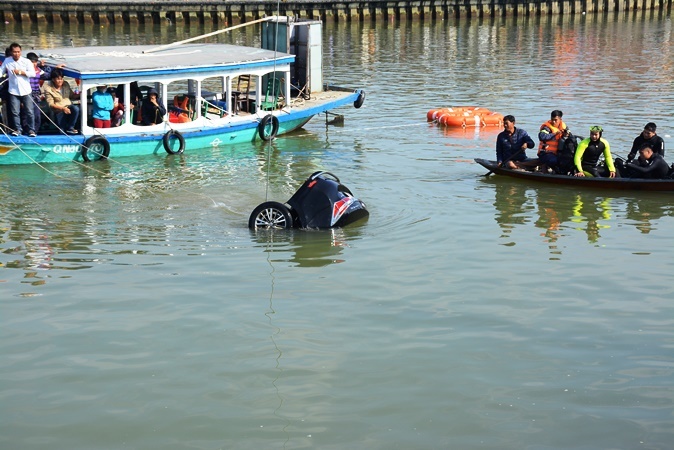 Lao ô tô xuống sông Hoài: Lặng người cảnh vớt thi thể bé trai 6 tuổi-6