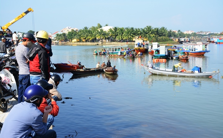 Lao ô tô xuống sông Hoài: Lặng người cảnh vớt thi thể bé trai 6 tuổi-11