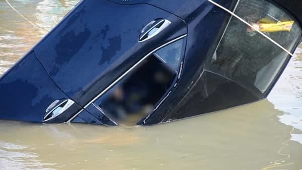 Lao ô tô xuống sông Hoài: Lặng người cảnh vớt thi thể bé trai 6 tuổi-3