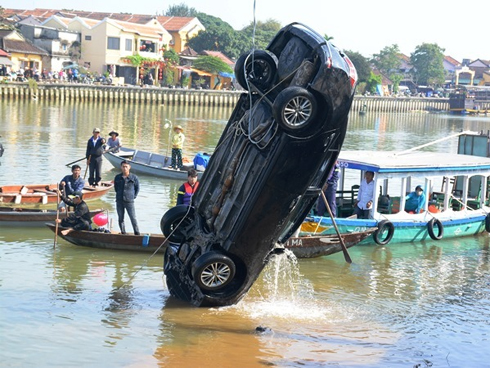 Vụ cả gia đình lao ô tô xuống sông, 3 người chết: Cháu phá cửa thoát ra nhưng bị cha kéo lại-4