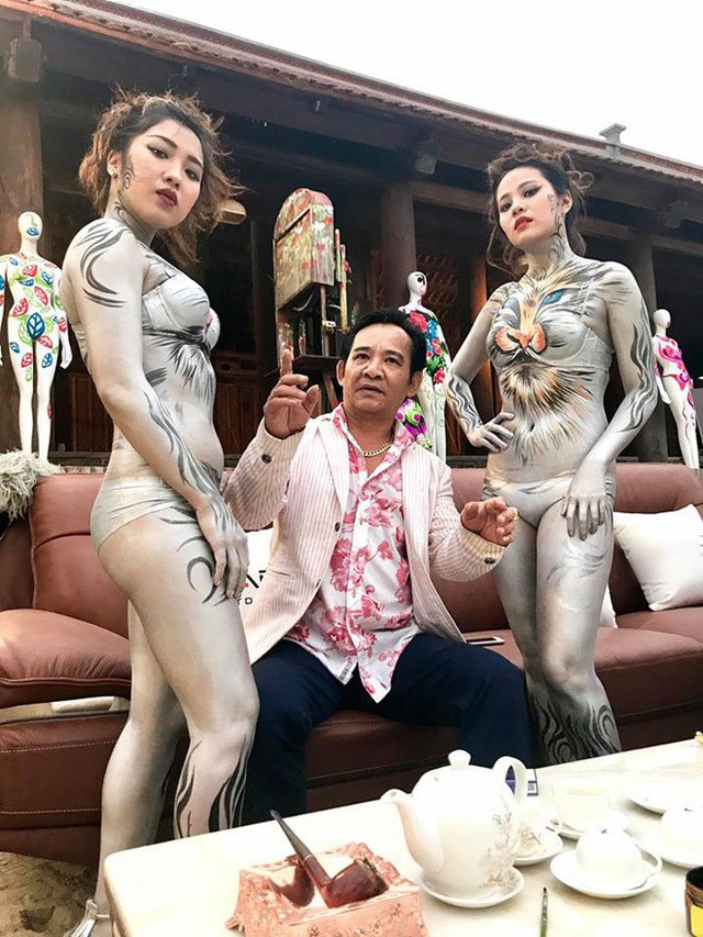 Hình ảnh Quang Tèo ngồi giữa 2 người mẫu body painting gây tranh cãi-2