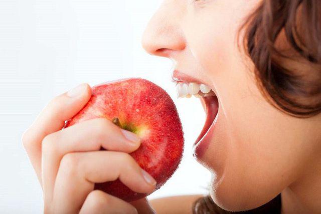 Sự thật ăn táo buổi tối tương đương việc hấp thụ chất độc, muốn an toàn nên ăn lúc nào?-1