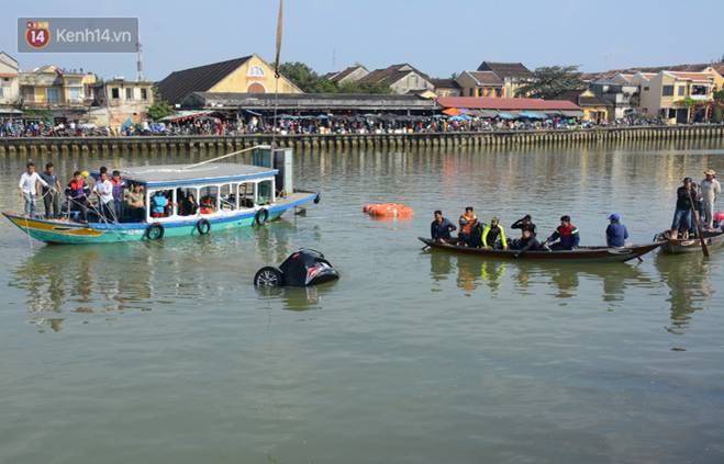 Nhói lòng 8 giờ đồng hồ trục vớt thi thể đôi vợ chồng và bé trai 6 tuổi trong ô tô lao xuống sông ở Quảng Nam-1