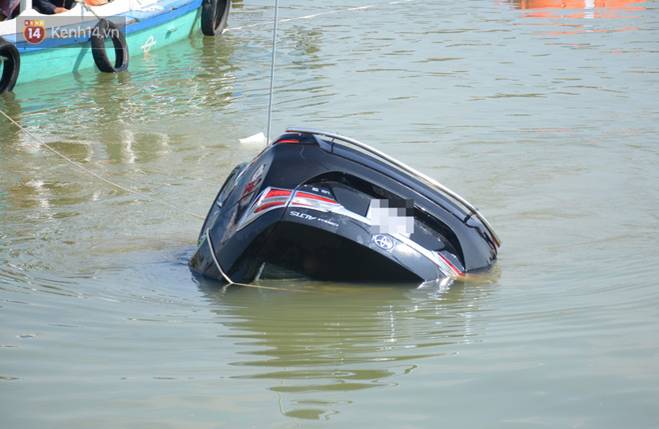 Nhói lòng 8 giờ đồng hồ trục vớt thi thể đôi vợ chồng và bé trai 6 tuổi trong ô tô lao xuống sông ở Quảng Nam-2