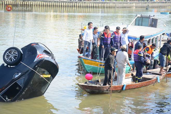 Nhói lòng 8 giờ đồng hồ trục vớt thi thể đôi vợ chồng và bé trai 6 tuổi trong ô tô lao xuống sông ở Quảng Nam-3