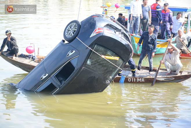 Nhói lòng 8 giờ đồng hồ trục vớt thi thể đôi vợ chồng và bé trai 6 tuổi trong ô tô lao xuống sông ở Quảng Nam-4