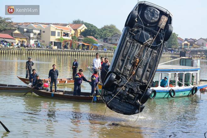 Nhói lòng 8 giờ đồng hồ trục vớt thi thể đôi vợ chồng và bé trai 6 tuổi trong ô tô lao xuống sông ở Quảng Nam-5