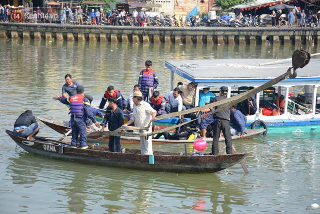 Nhói lòng 8 giờ đồng hồ trục vớt thi thể đôi vợ chồng và bé trai 6 tuổi trong ô tô lao xuống sông ở Quảng Nam-10