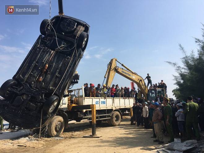 Nhói lòng 8 giờ đồng hồ trục vớt thi thể đôi vợ chồng và bé trai 6 tuổi trong ô tô lao xuống sông ở Quảng Nam-11