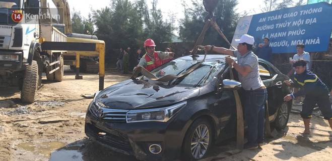 Nhói lòng 8 giờ đồng hồ trục vớt thi thể đôi vợ chồng và bé trai 6 tuổi trong ô tô lao xuống sông ở Quảng Nam-12