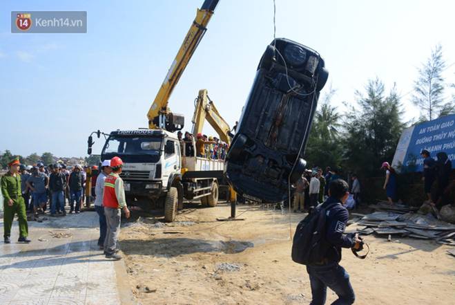 Nhói lòng 8 giờ đồng hồ trục vớt thi thể đôi vợ chồng và bé trai 6 tuổi trong ô tô lao xuống sông ở Quảng Nam-15