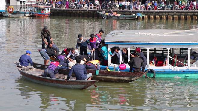 Nhói lòng 8 giờ đồng hồ trục vớt thi thể đôi vợ chồng và bé trai 6 tuổi trong ô tô lao xuống sông ở Quảng Nam-8