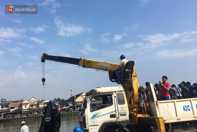 Nhói lòng 8 giờ đồng hồ trục vớt thi thể đôi vợ chồng và bé trai 6 tuổi trong ô tô lao xuống sông ở Quảng Nam-9