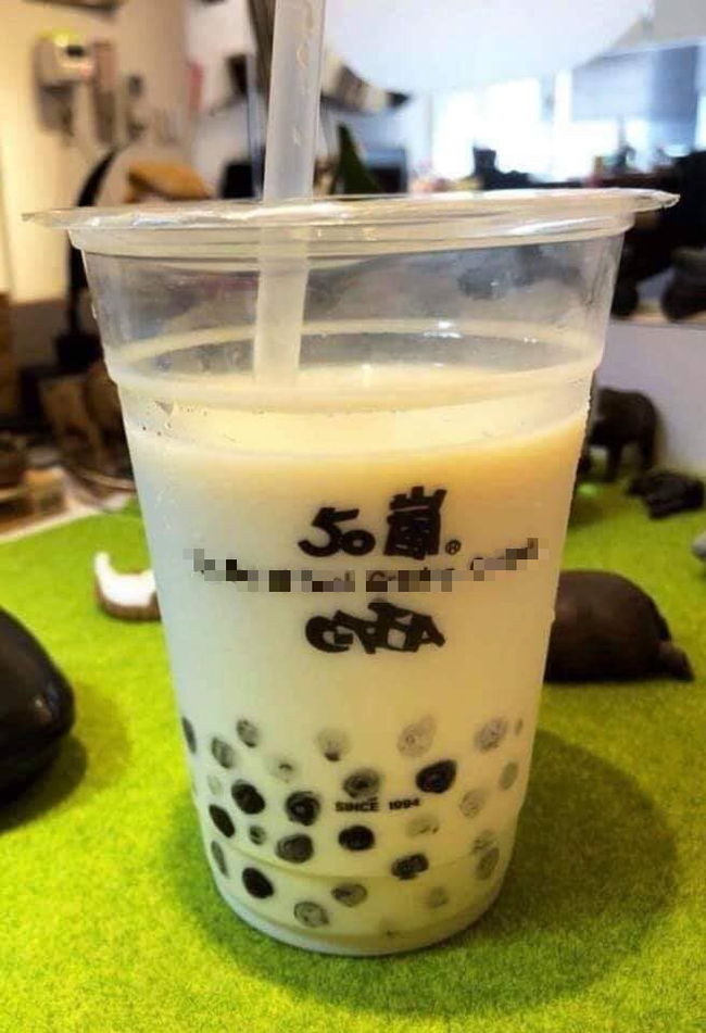 Cốc trà sữa hấp dẫn đầy ắp trân châu đen nhưng hút mãi chẳng thấy, dân mạng ngã ngửa khi biết sự thật-1