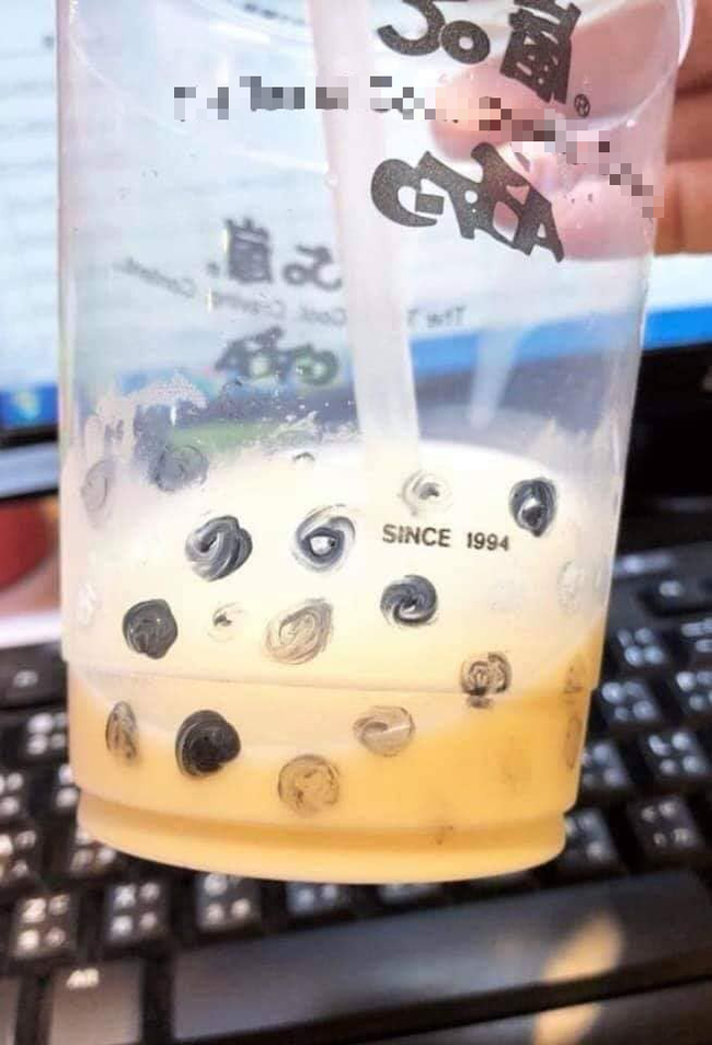 Cốc trà sữa hấp dẫn đầy ắp trân châu đen nhưng hút mãi chẳng thấy, dân mạng ngã ngửa khi biết sự thật-2