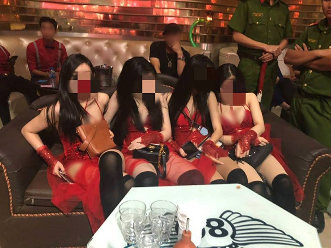 Vũ nữ múa khiêu dâm phục vụ nhiều dân chơi phê ma túy ở quán bar Sài Gòn-1